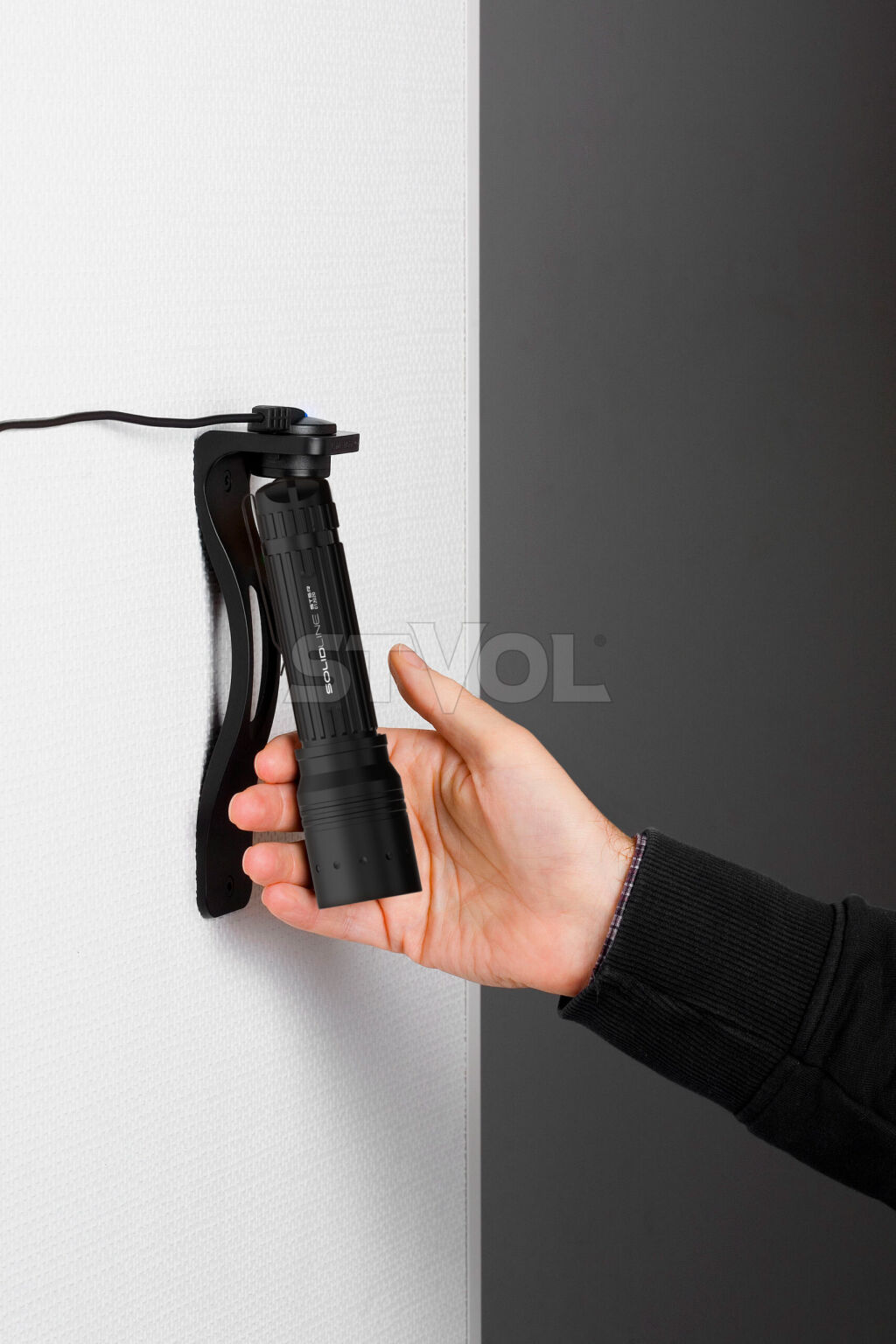 Фонарь Solidline ST5R, заряжаемый, с беспроводной зарядкой и настенным креплением,380/20, блистер Фото 3